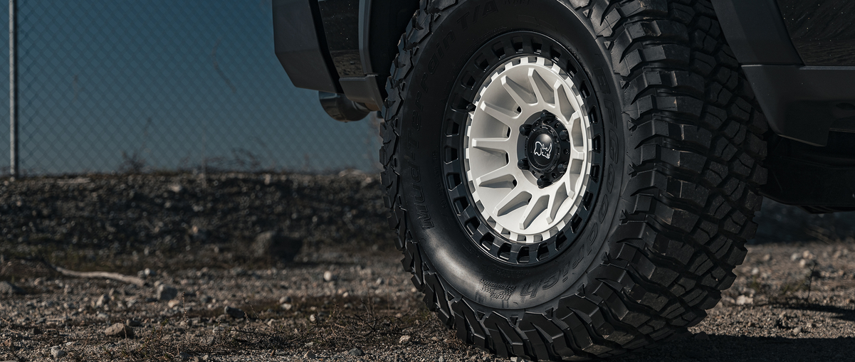 18x9.0 Black Rhino Barrage Gloss White on Matte Black